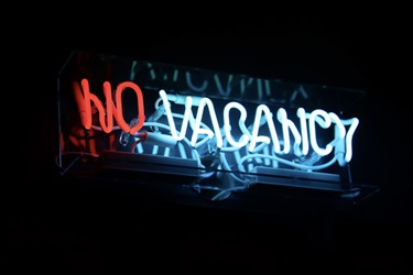 Text that reads 'No Vacancy' in neon lighting by Tasmanian artist Eddy James