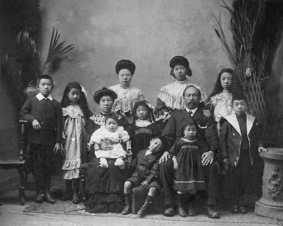 Chung Gon family portrait